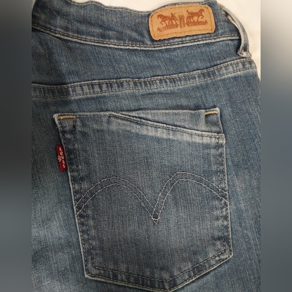 Levi's Cuffed Capri - Picture 5 of 6